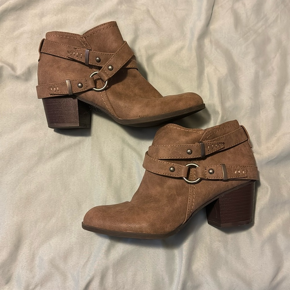 Stylish grey booties!